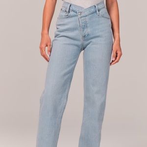 NWT never been worn Abercrombie Dad High Rise Cross Waist Jean. Fits like a 2